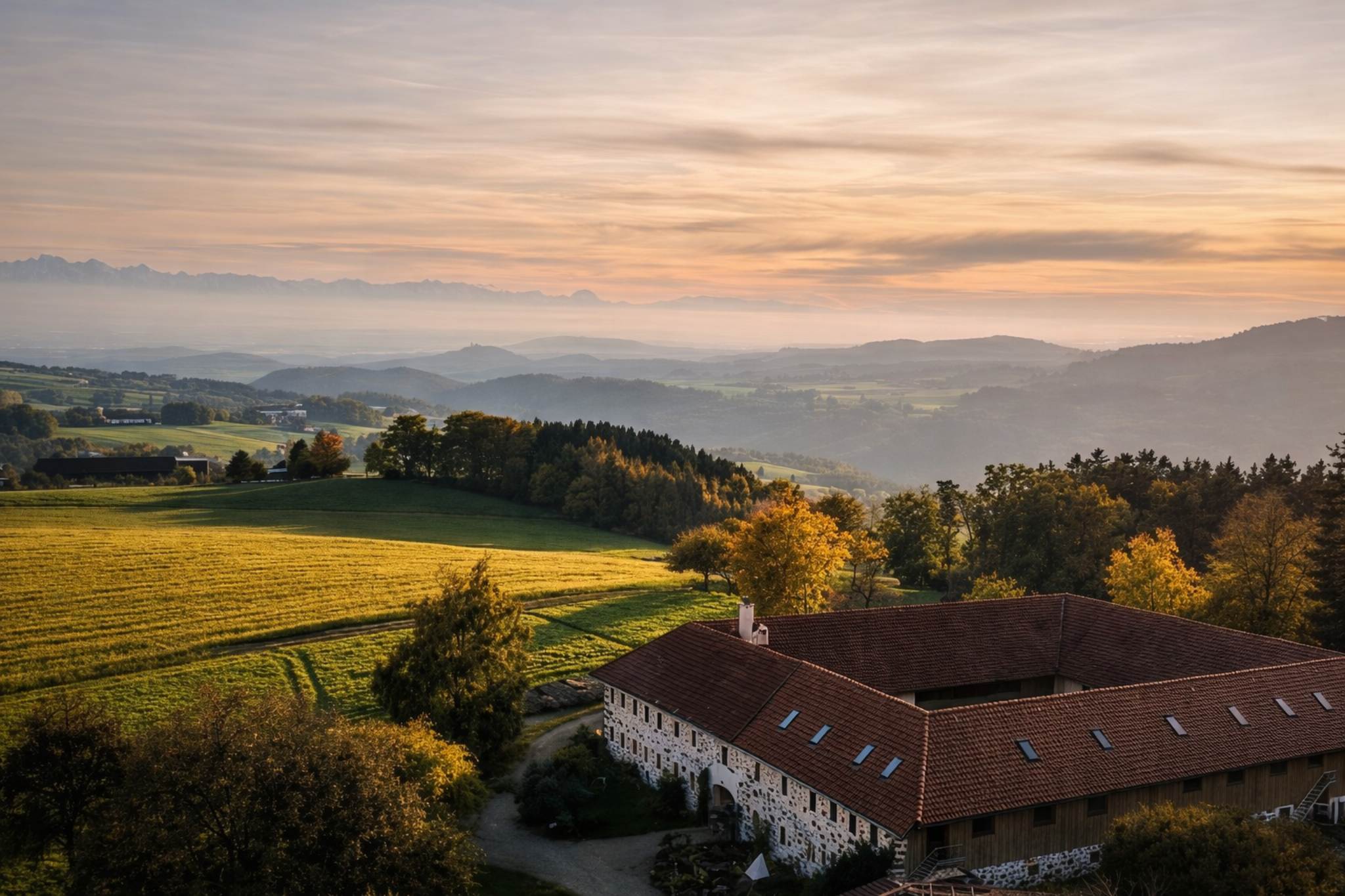 Satzinger-Hof in stimmungsvoller Abendstimmung mit Blick über das Mühlviertel